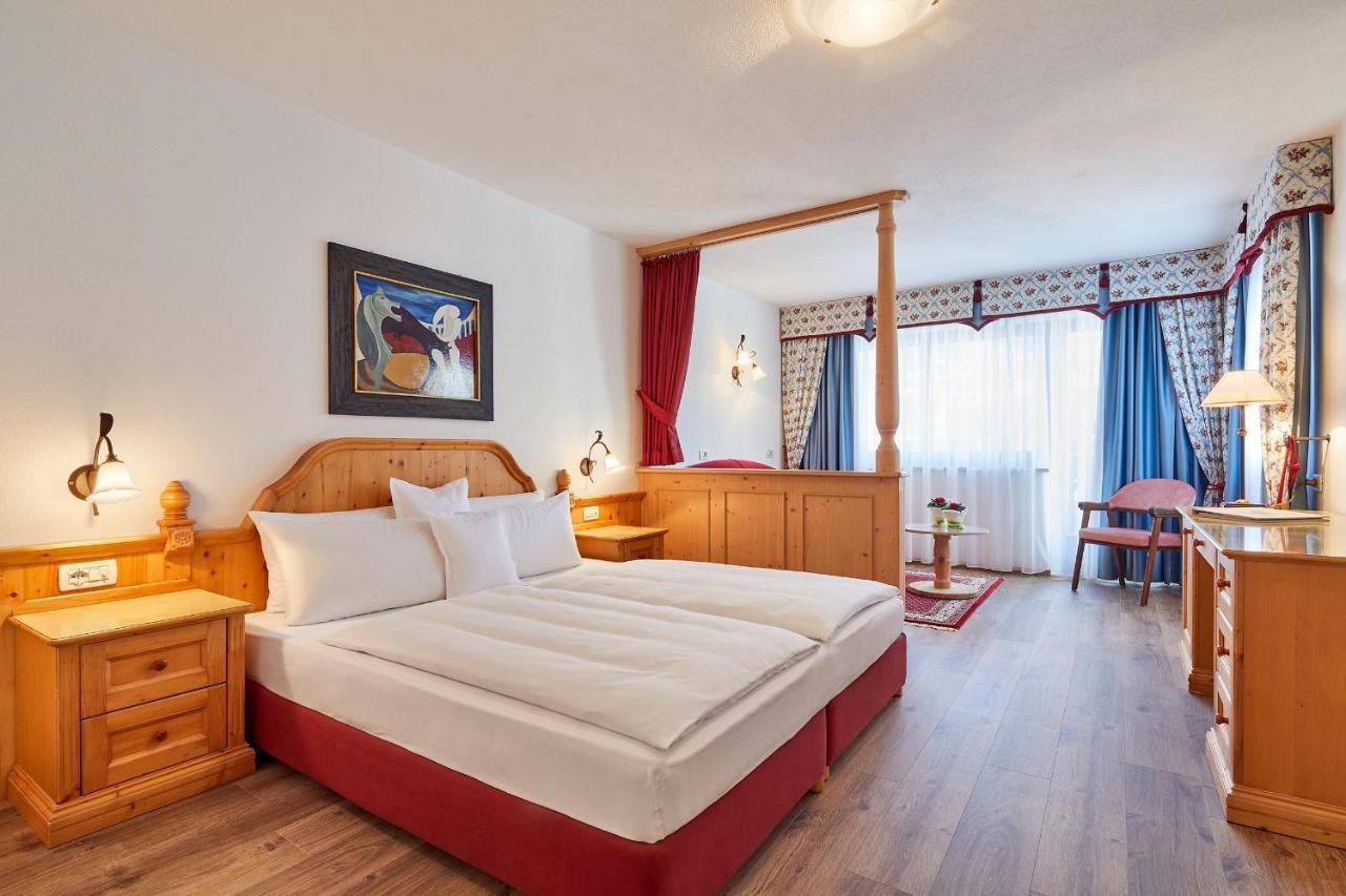 Hotel Table Corvara In Badia Exterior photo