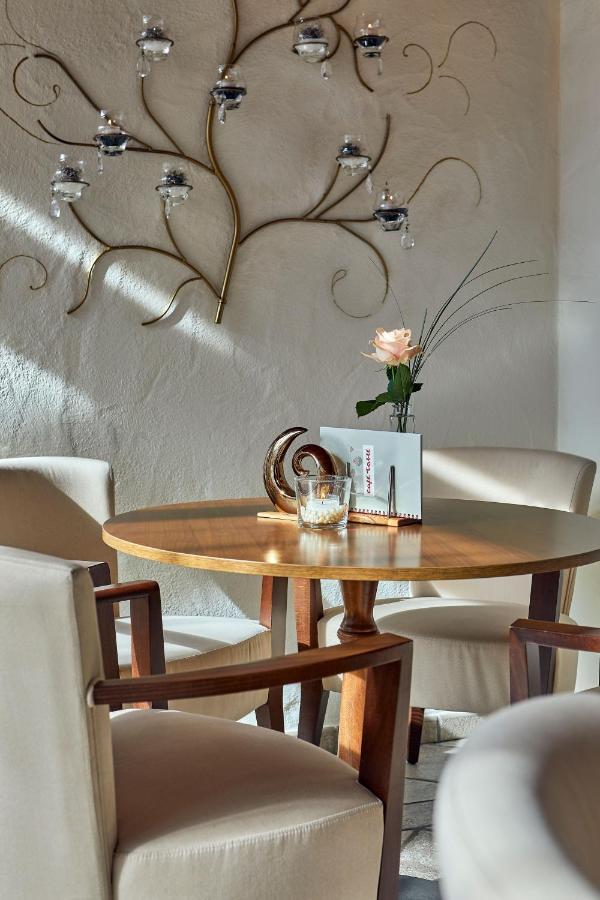 Hotel Table Corvara In Badia Exterior photo