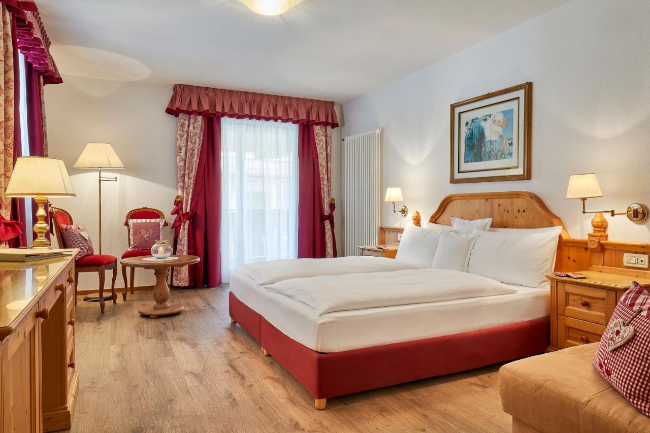 Hotel Table Corvara In Badia Exterior photo