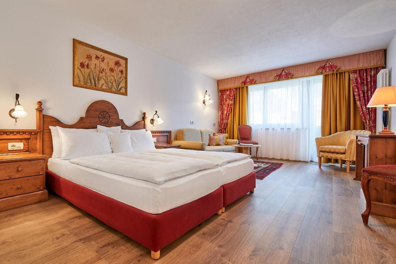 Hotel Table Corvara In Badia Exterior photo