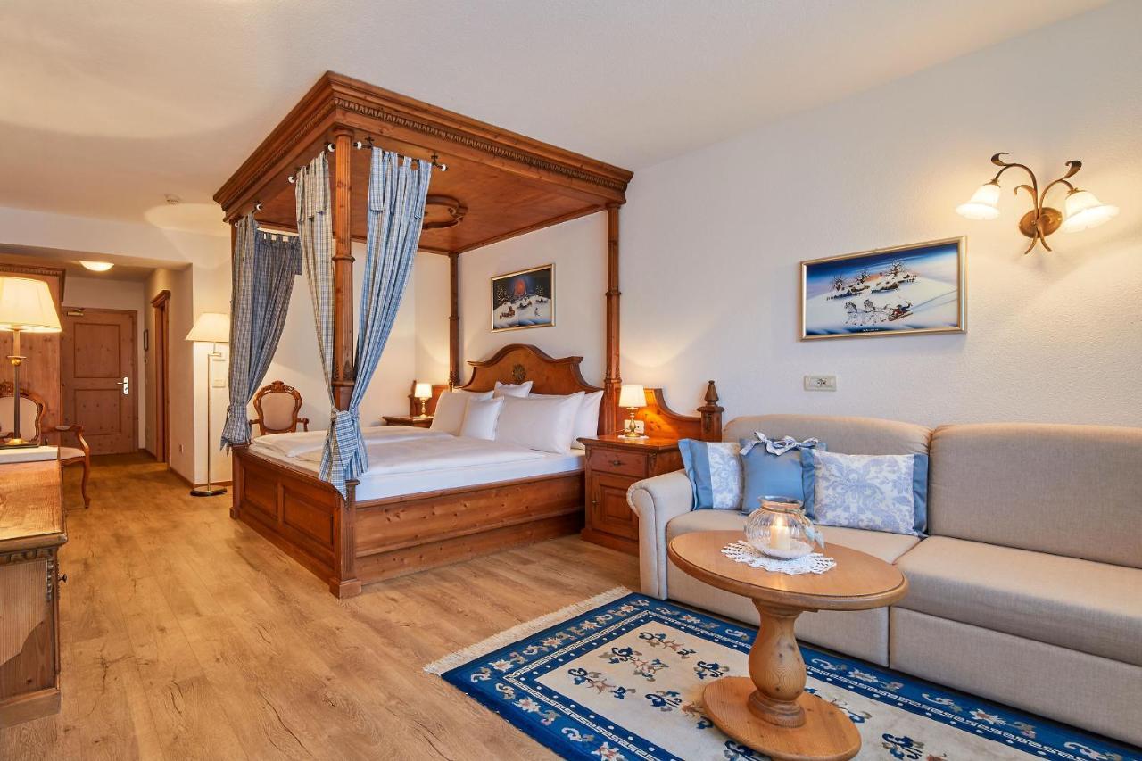 Hotel Table Corvara In Badia Exterior photo