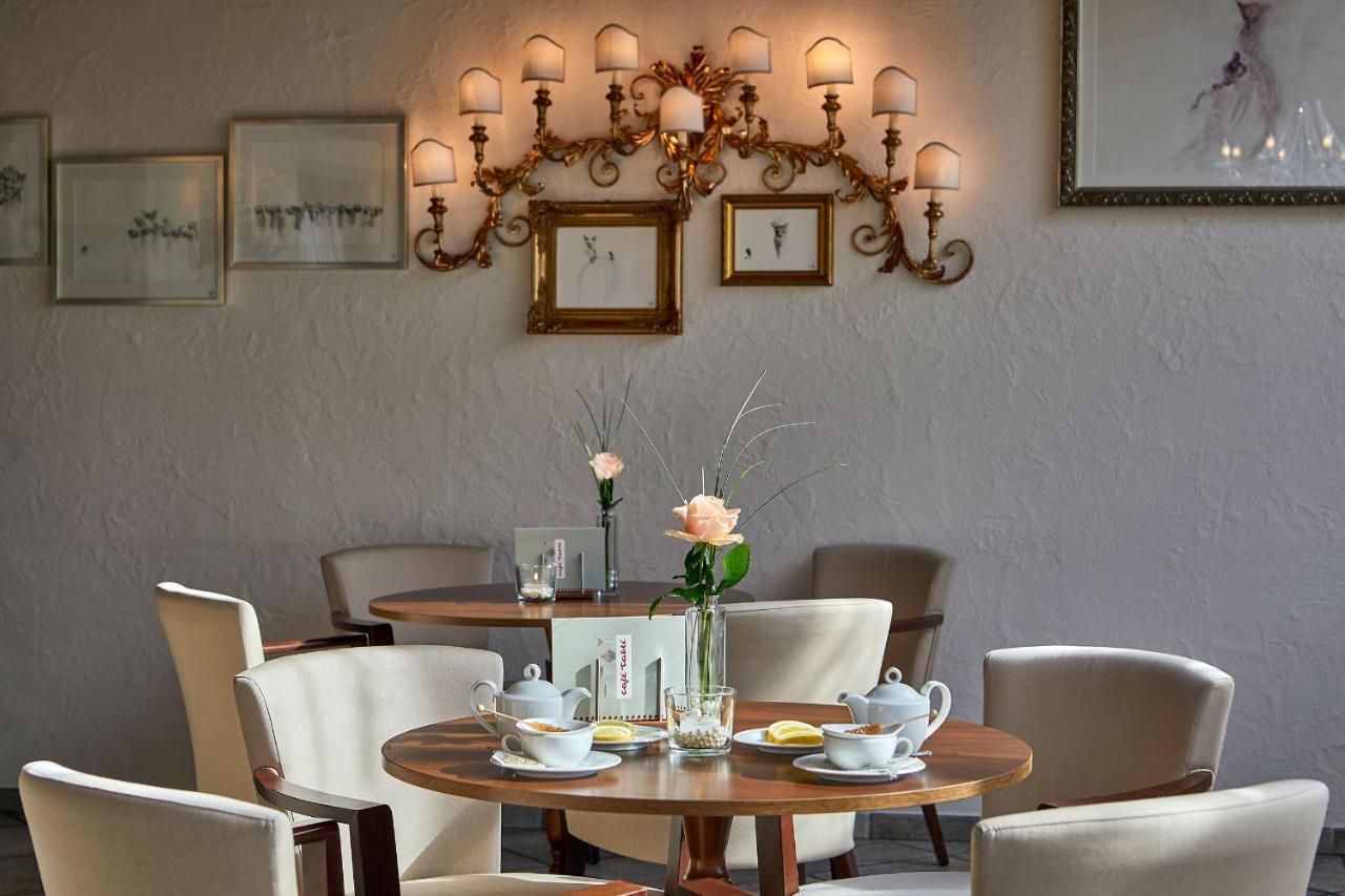 Hotel Table Corvara In Badia Exterior photo