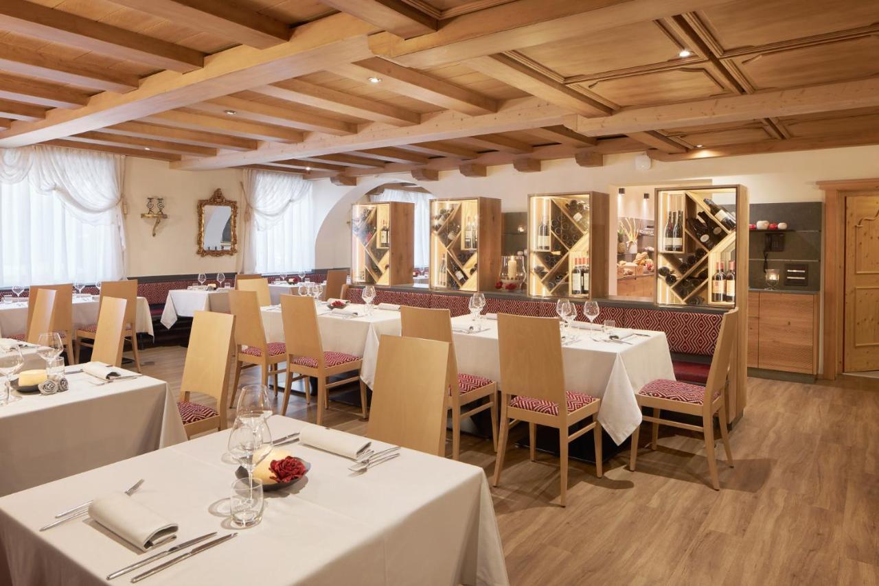 Hotel Table Corvara In Badia Exterior photo