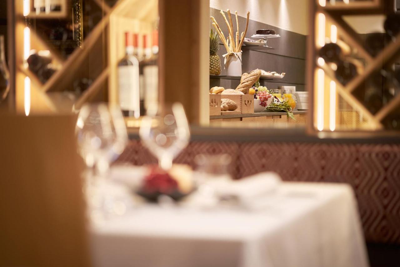 Hotel Table Corvara In Badia Exterior photo