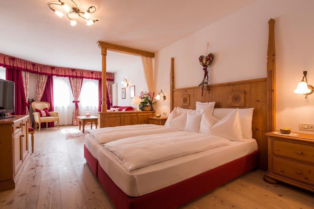 Hotel Table Corvara In Badia Exterior photo