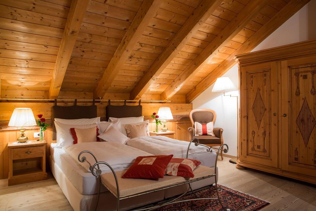 Hotel Table Corvara In Badia Room photo