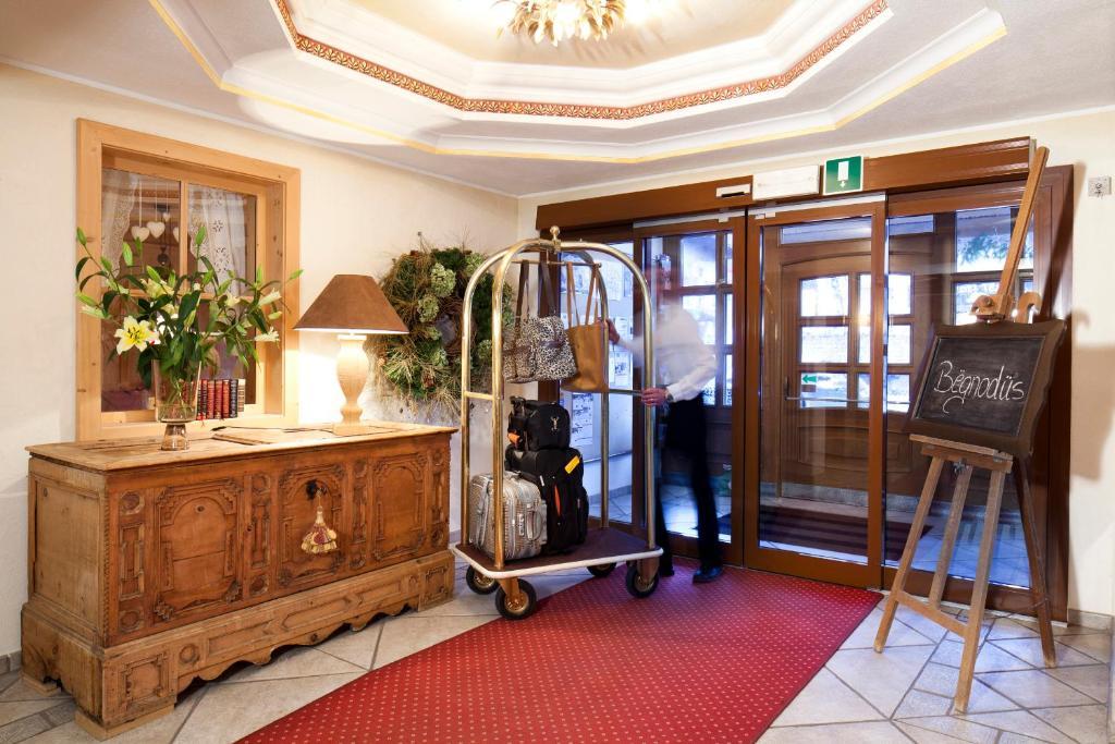 Hotel Table Corvara In Badia Exterior photo