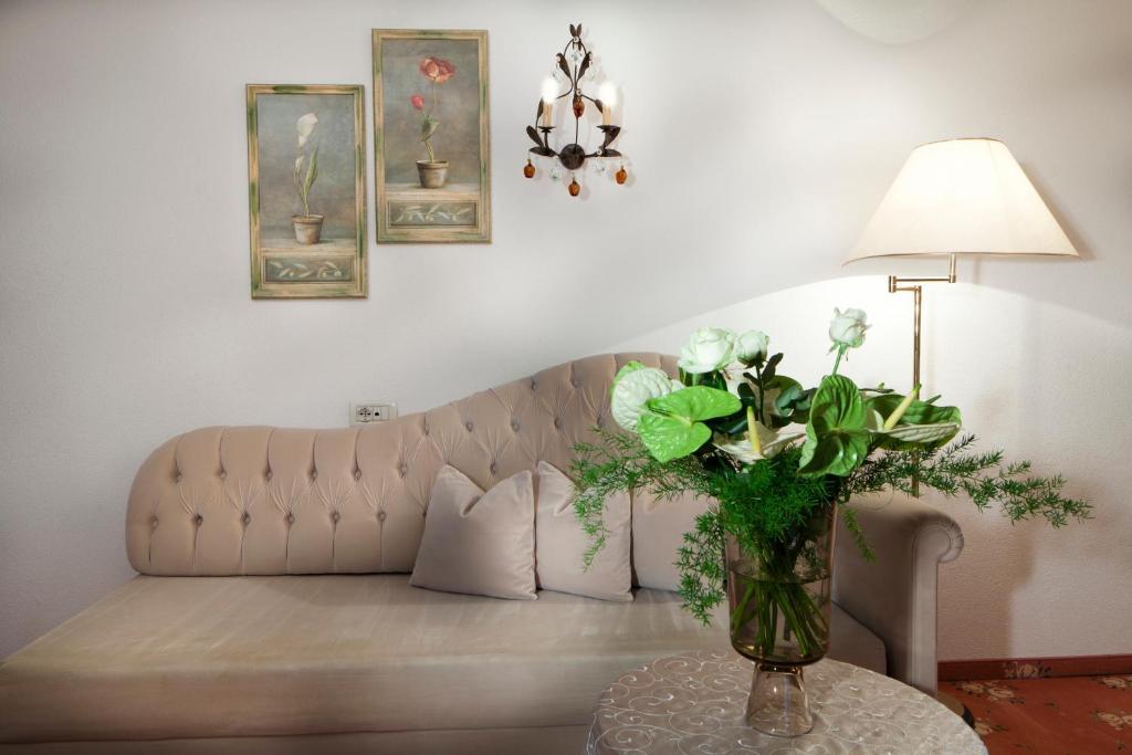 Hotel Table Corvara In Badia Room photo